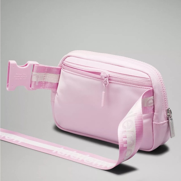 Lululemon Everywhere Belt Bag 1L Wordmark- Vitapink/White Opal/White - Picture 7 of 9